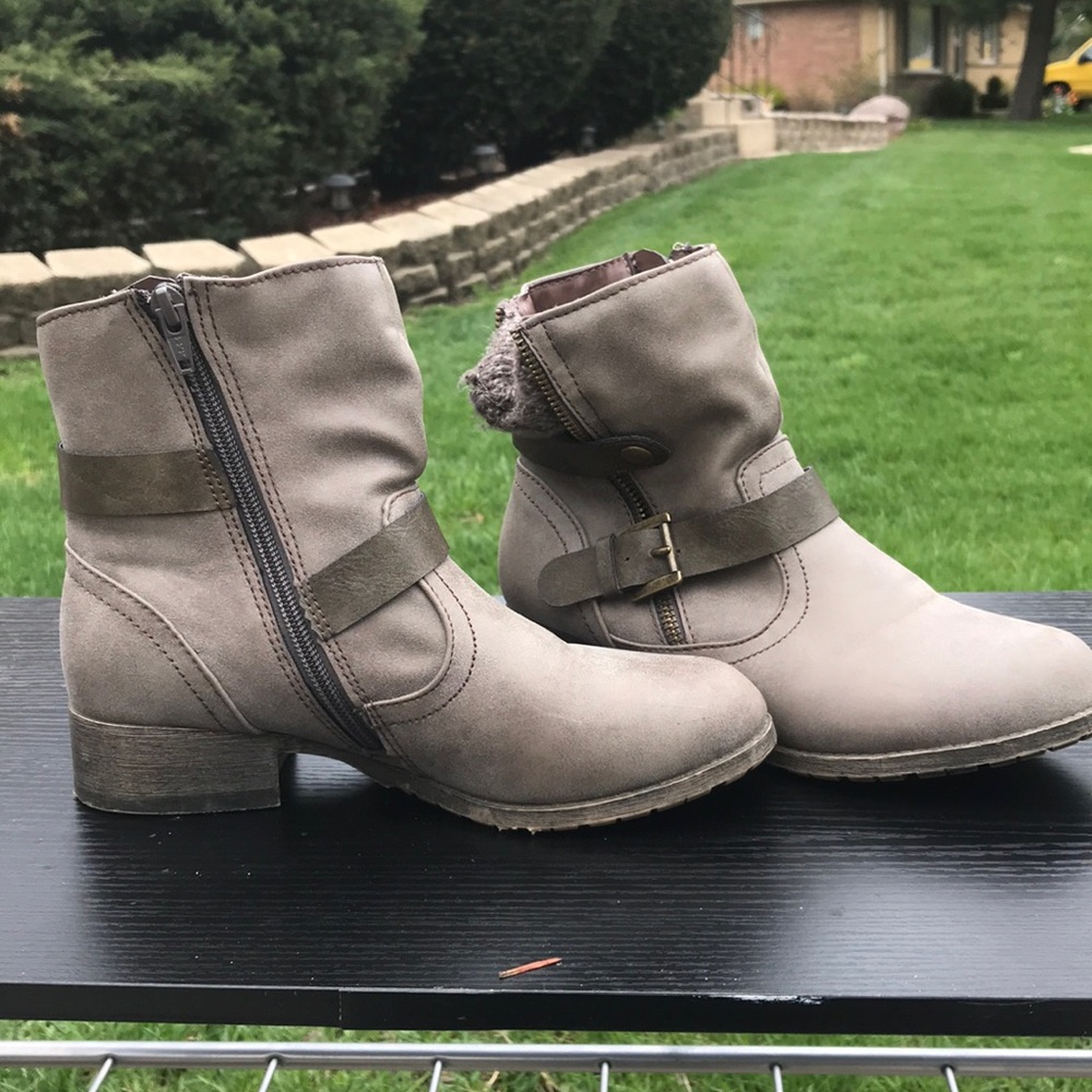 Boots - Picture 2 of 5